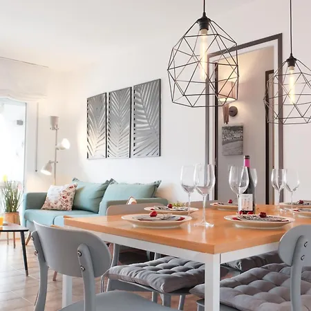 Lets Holidays Commercial Area Apartment *
